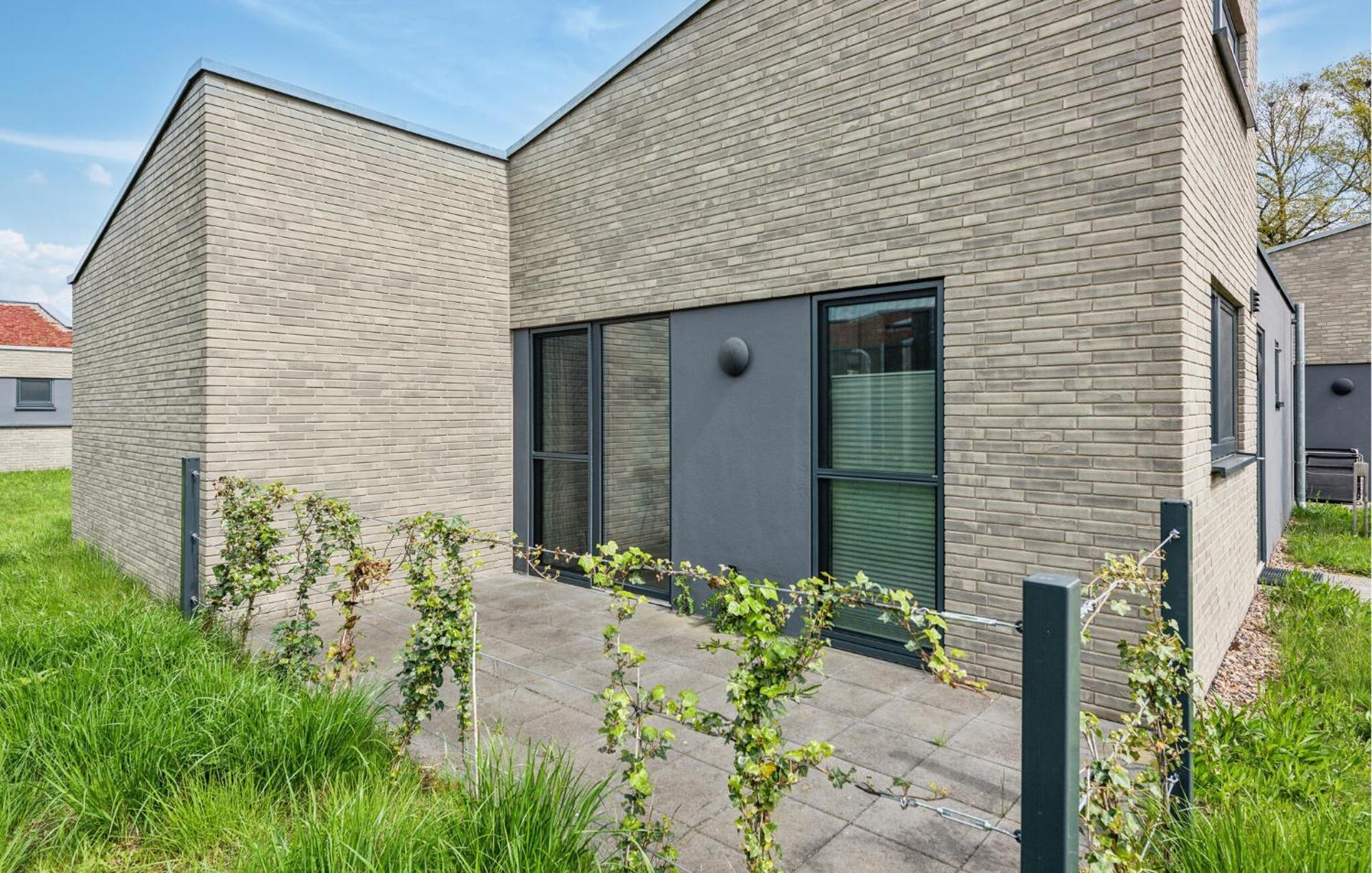 Awesome Home In Lembruch-Duemmer See With Kitchen Bagian luar foto